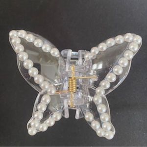 Set of 2 Pearl butterfly clips medium in clear